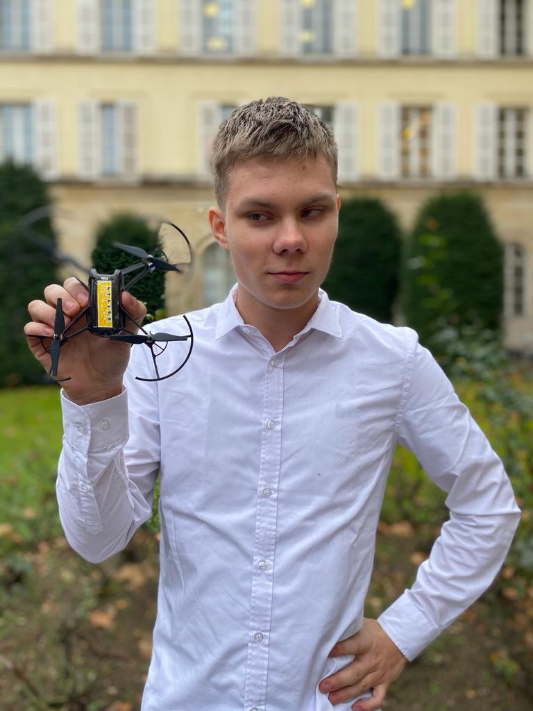 Portrait d'Anatoli avec son drone jaune.